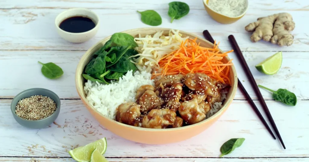 les ingrédients pour un poke bowl poulet